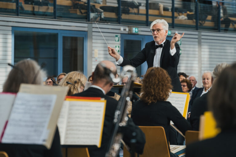 Alois Seidlmeier dirigiert Orchester